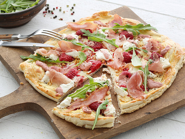 Rezept Tarte mit Beeren-Cashew-Pesto und Burrate