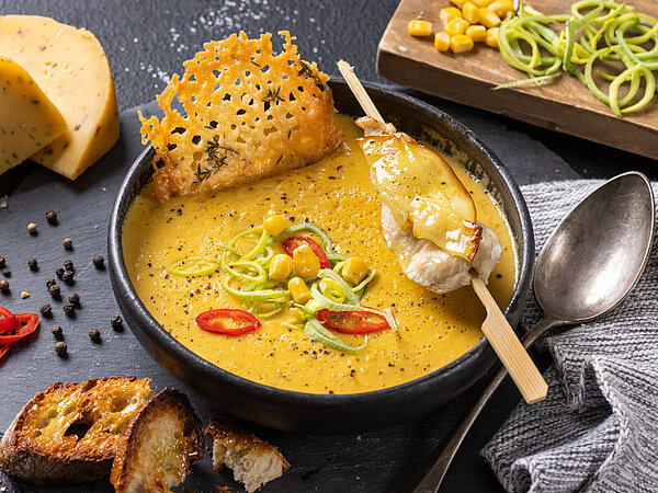 Maiscreme-Suppe mit geräuchertem Käse, Hähnchenspießen und Käse-Chips - Rezept
