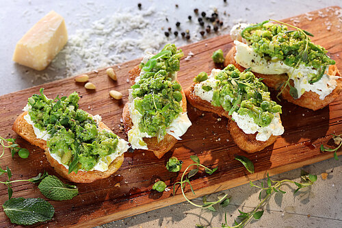 Erbsen Ricotta Crostini 