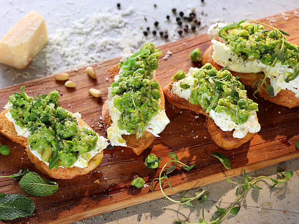 Erbsen Ricotta Crostini