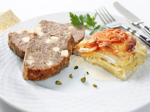 Rezept Hackbraten mit Fetakäse, Pistazien und Spitzkohl-Gemüsegratin