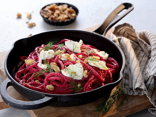 Pasta mit rote Bete in einer Pfanne