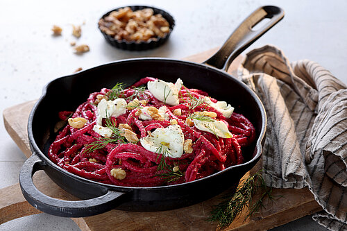 Pasta mit rote Bete in einer Pfanne