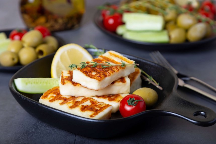 Gebackener Halloumi-Käse in der Pfanne