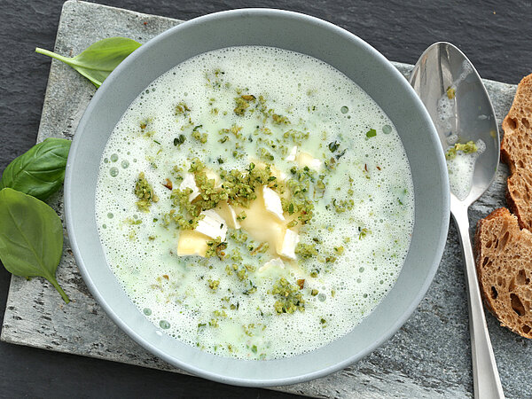 Rezept Kalte Buttermilch Basilikumsuppe mit Camembert