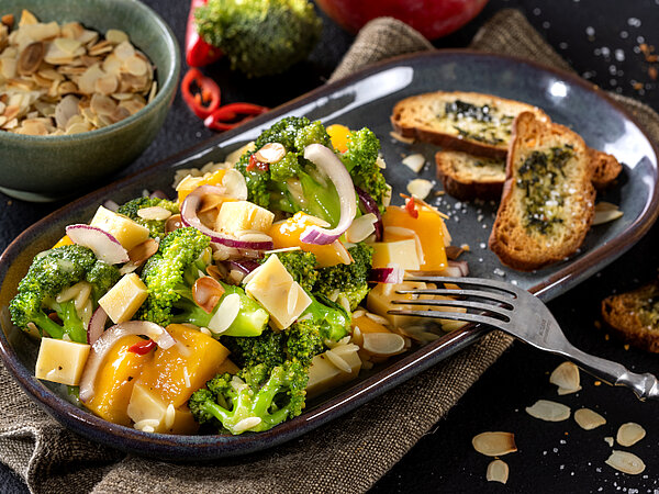  Rezept Lauwarmer Broccoli-Mango-Salat mit Bauernkäse