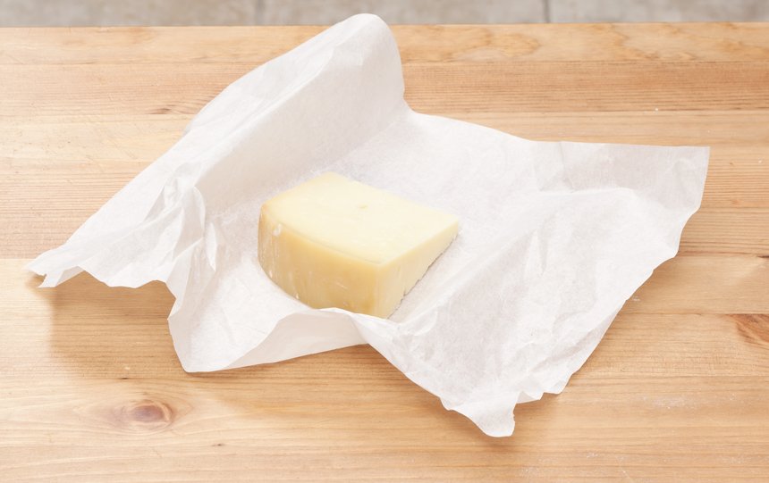 Käse in Käsepapier