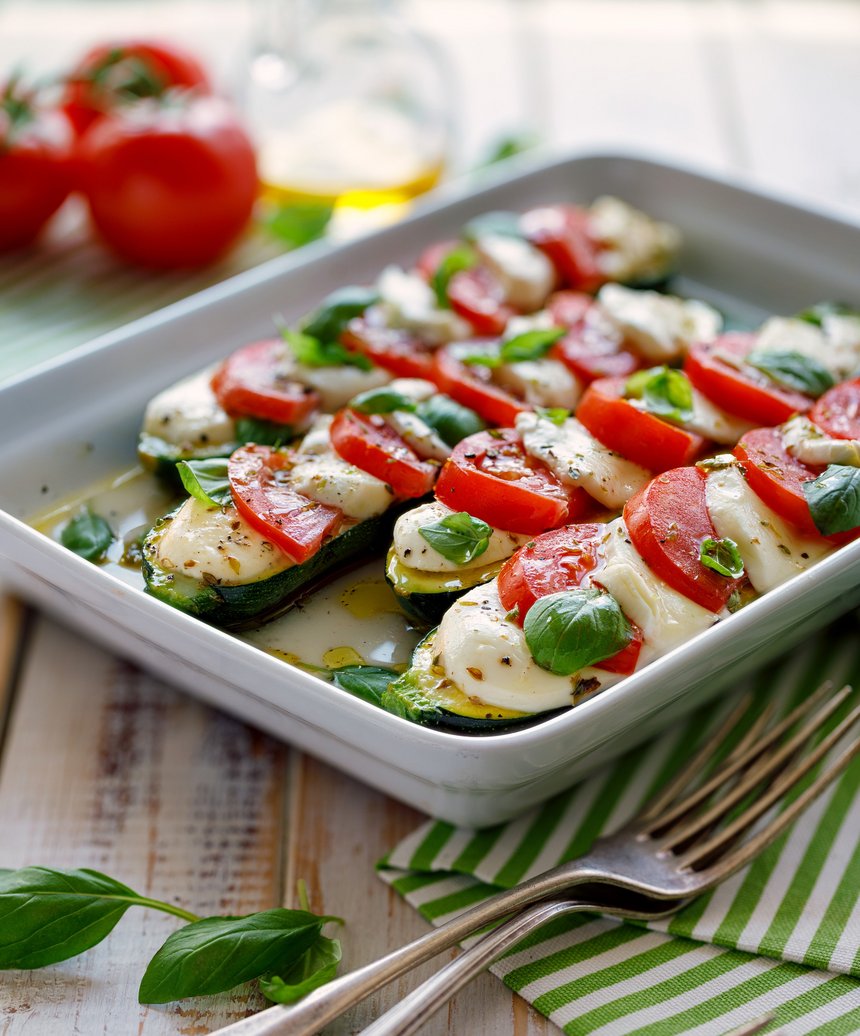 Flache Schale mit geschichteten Tomaten-Mozzarella