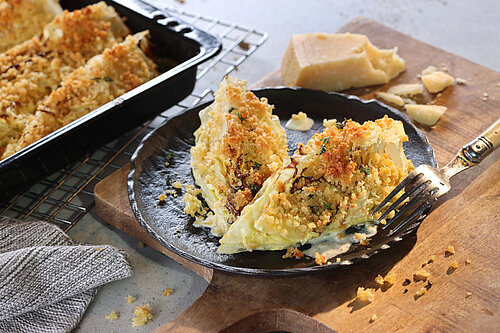 Hartkäse Parmesan Spitzkohl überbacken