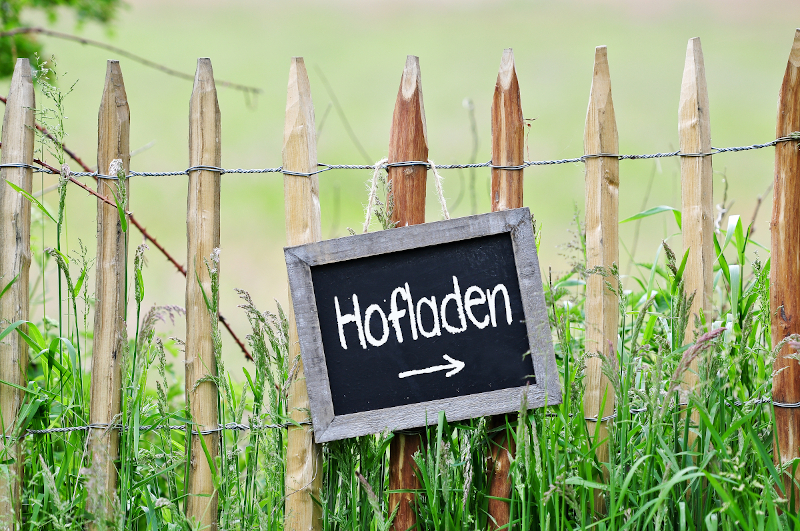 Schild Hofladen am Zaun