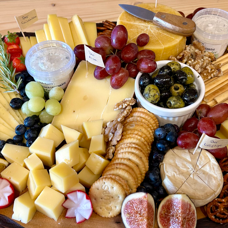 Käseplatte mit den Produkten der Milcherei Heink