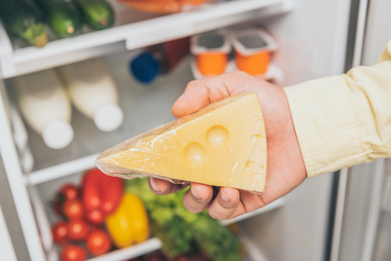 Kaese eingepackt im Kühlschrank lagern