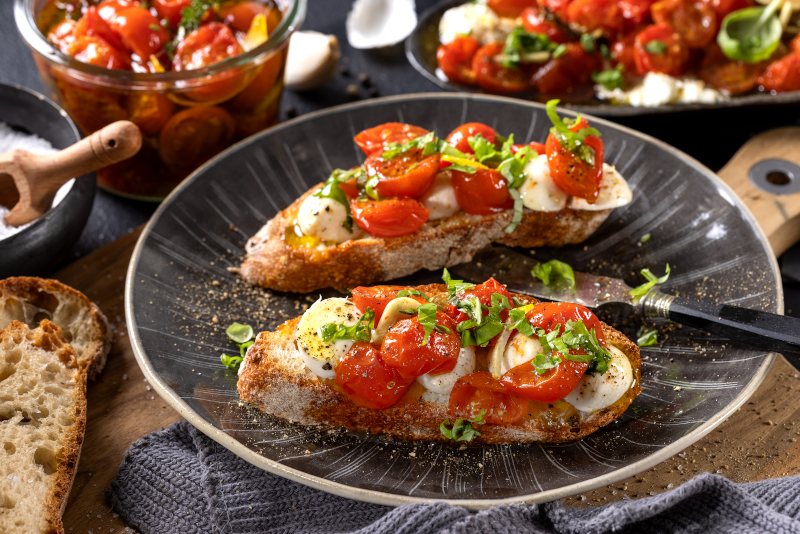 Rezept Confierte_Tomaten_mit_Mozzarella auf kräftigem Bauernbaguette